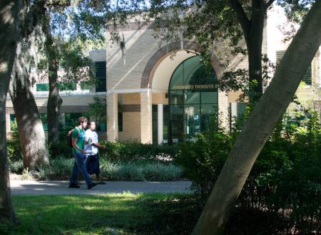 Two students walking in front of 戴维斯学生共享地